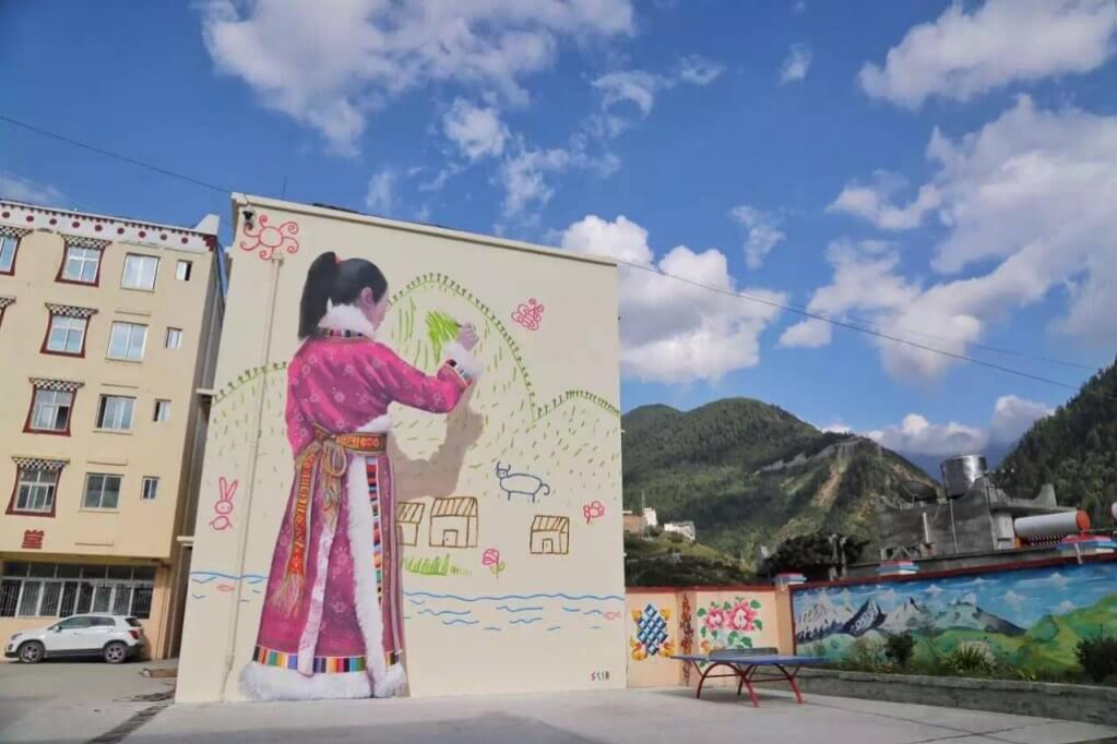 Известные художники расписывают в Украине здания, чтобы научить детей верить в мечту