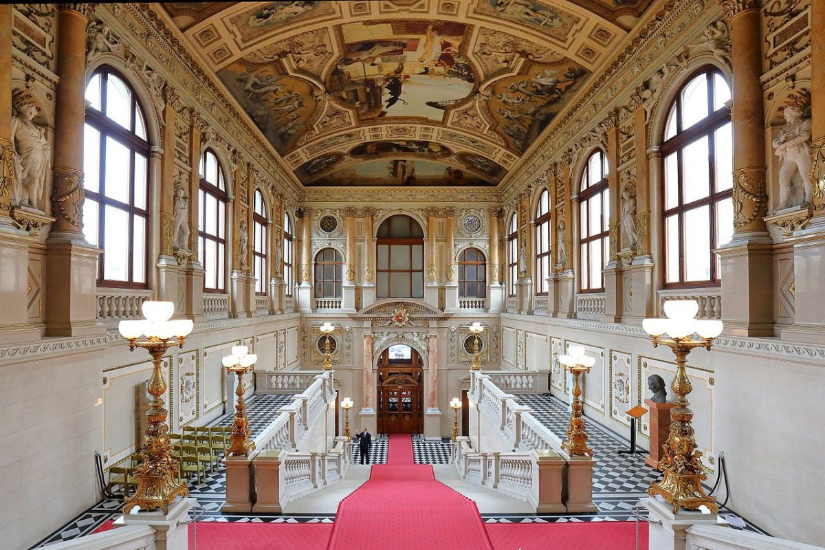 Венский Burgtheater, левые боковые ступени © Bawag

Для росписи потолков в неподвижных лестницах (бо