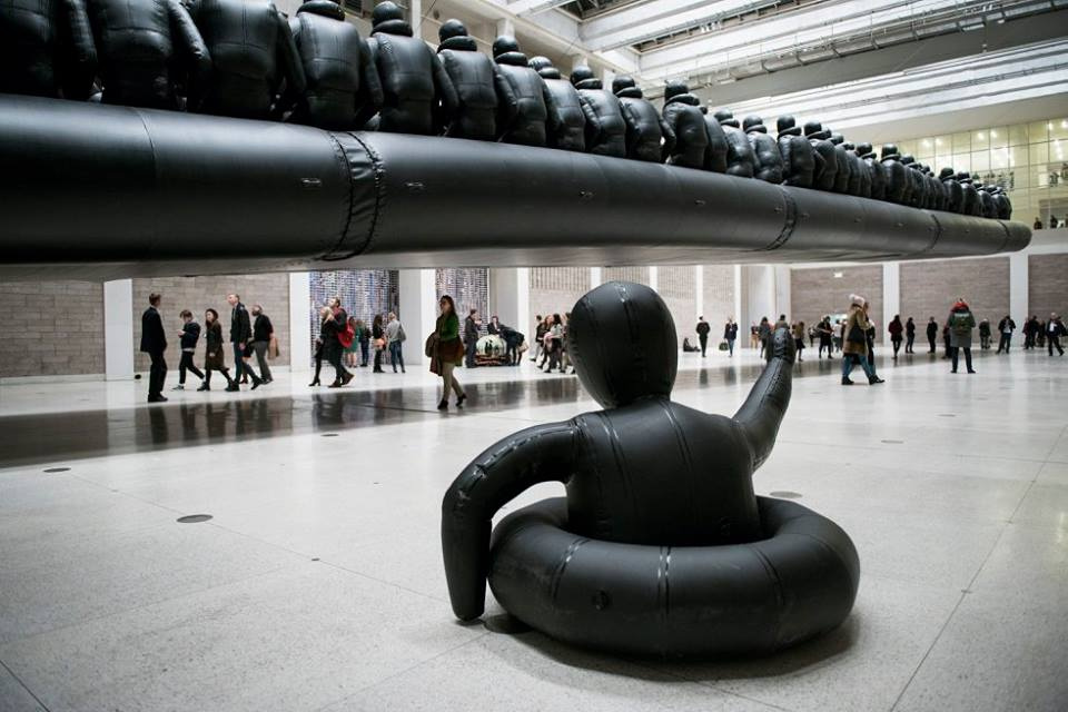 В Праге открылась масштабная инсталляция Ай Вэйвэя "Закон путешествия"