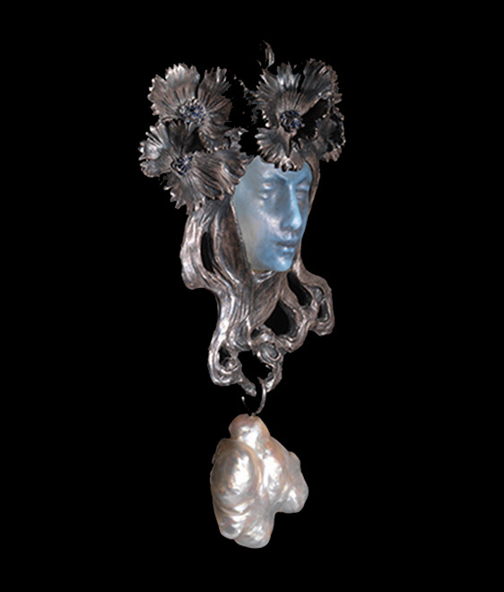 René Lalique. Woman’s Face pendant. Ca. 1898—1900