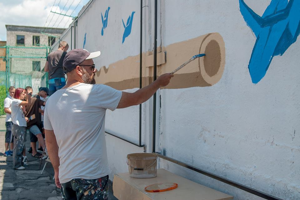 Известные художники расписывают в Украине здания, чтобы научить детей верить в мечту
