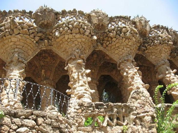 According to Gaudí's plan, these columns were supposed to create the illusion of trees. Photo: Wikip