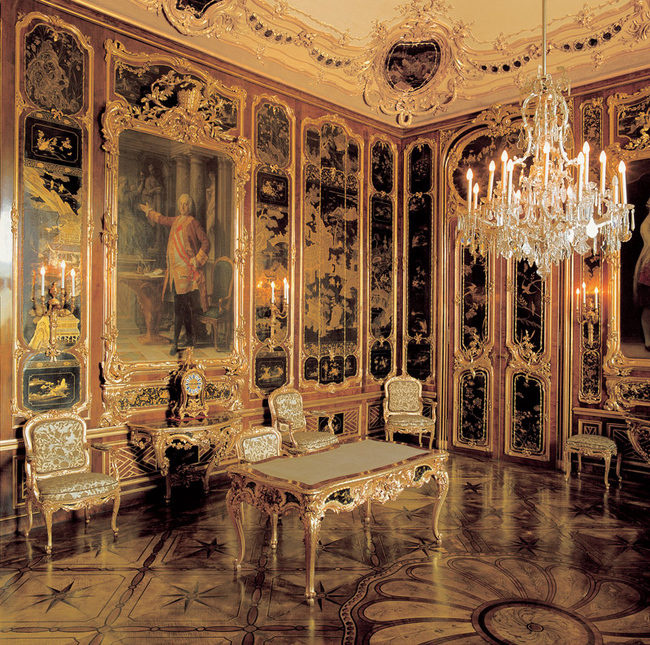 Дворец Шенбрунн, “Комната лакированных панелей”. Была создана декоратором Изидоро Марчелло Каневале 