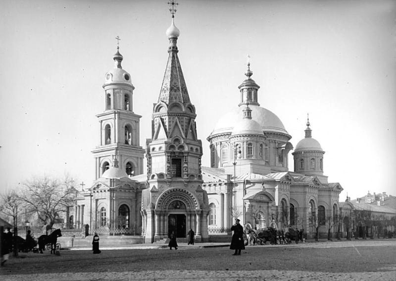 Церковь Василия Кесарийского на Тверской-Ямской. Непосредственно перед церковью - часовня в память д