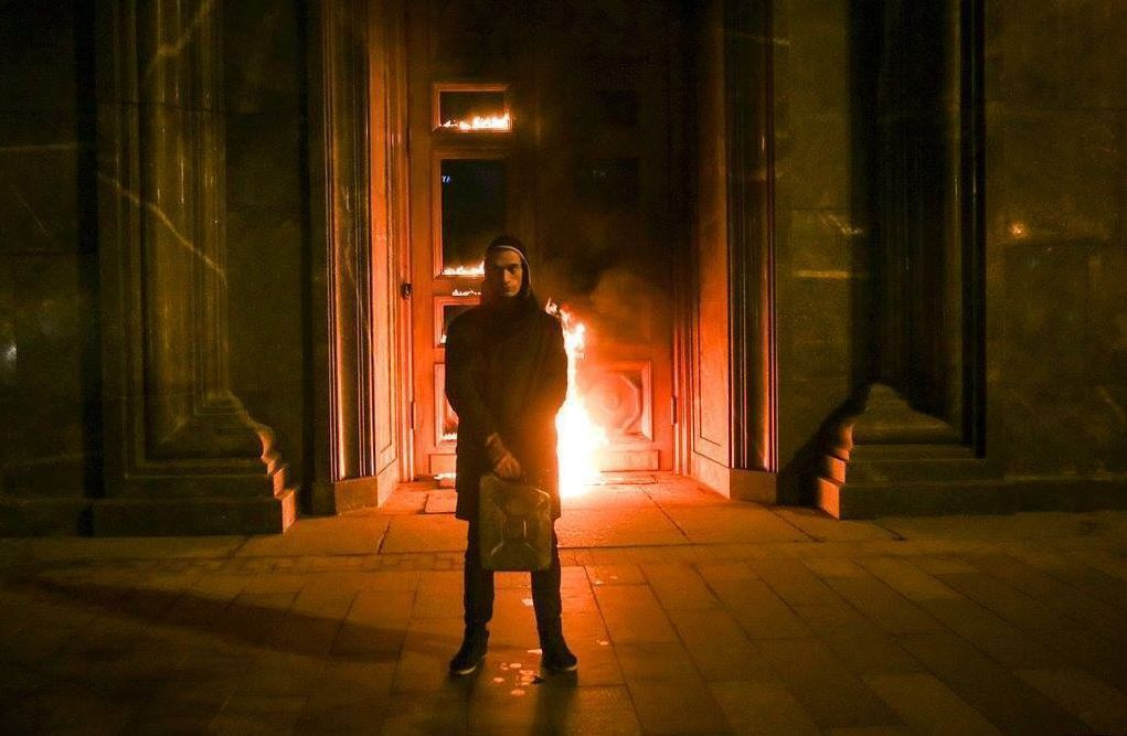 "Тайная полиция" в огне: новый перформанс Петра Павленского