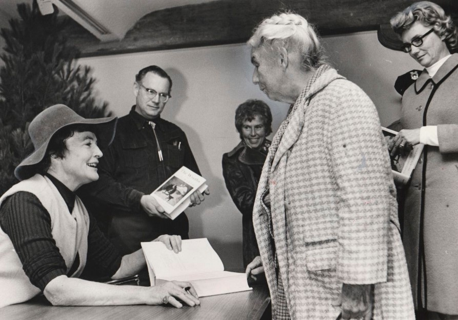 Betsy Wyeth (left) signing her Wyeths book in 1982