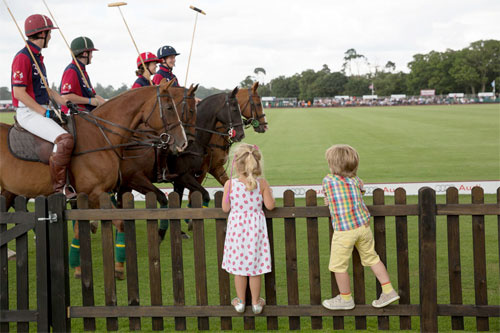 Strange and Familiar: Britain as Revealed by International Photographers