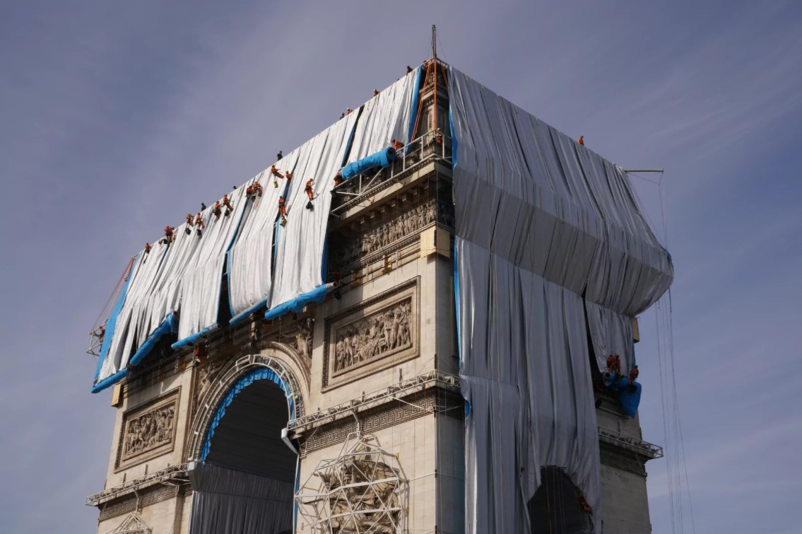 В Париже обёртывают Триумфальную арку по проекту Кристо