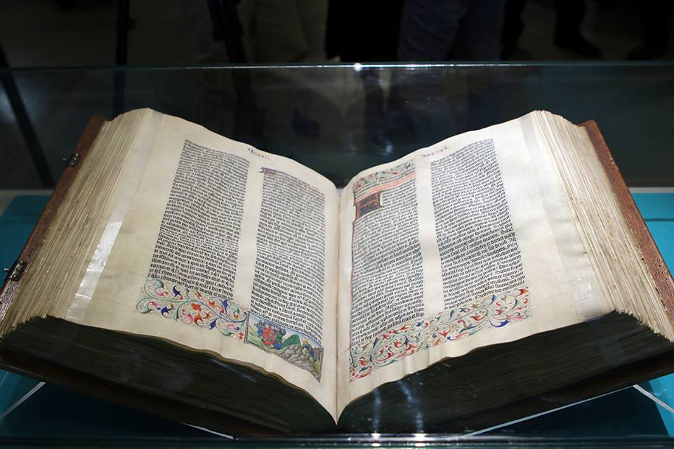 Библия. Иоганн Гутенберг, 1454−1455 г. г. Майнц. «Размер фолианта примерно равен листу А3, а вес пре