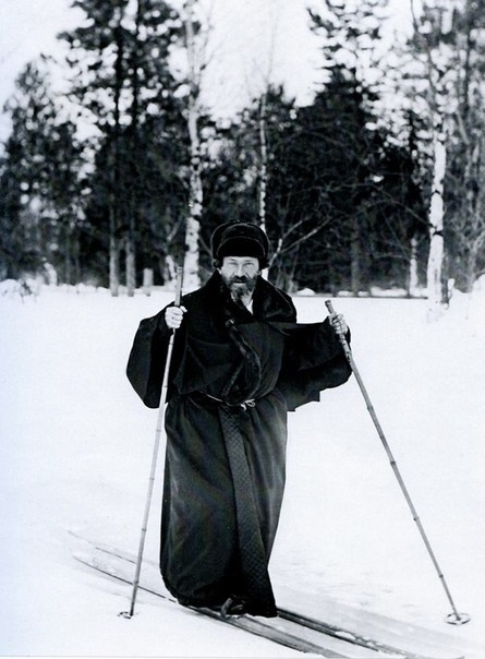 Илья Репин на лыжах.