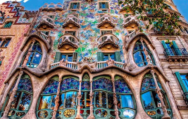 The façade of Casa Battlo (House with Skulls). Photo: Wikipedia