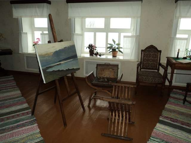 Комната Левитана и Алексей Степанова в плёсском доме с этюдником и мольбертом.