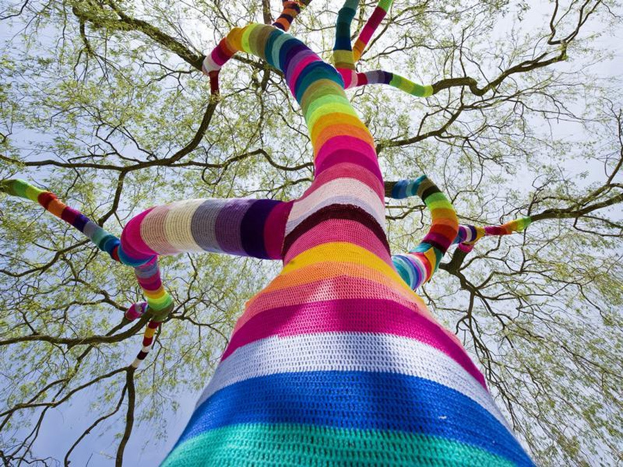 Yarn bombing (он же Guerilla Knitting) - вязаное граффити, придуманное американской художницей Марто