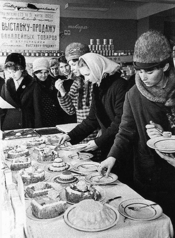 Historische Fotos. Ausstellung und Verkauf von Lebensmitteln in Chabarowsk