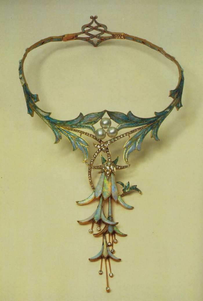 Alfonse Mucha. Necklace with fuchsia. Designed for the jeweler George Fouquet