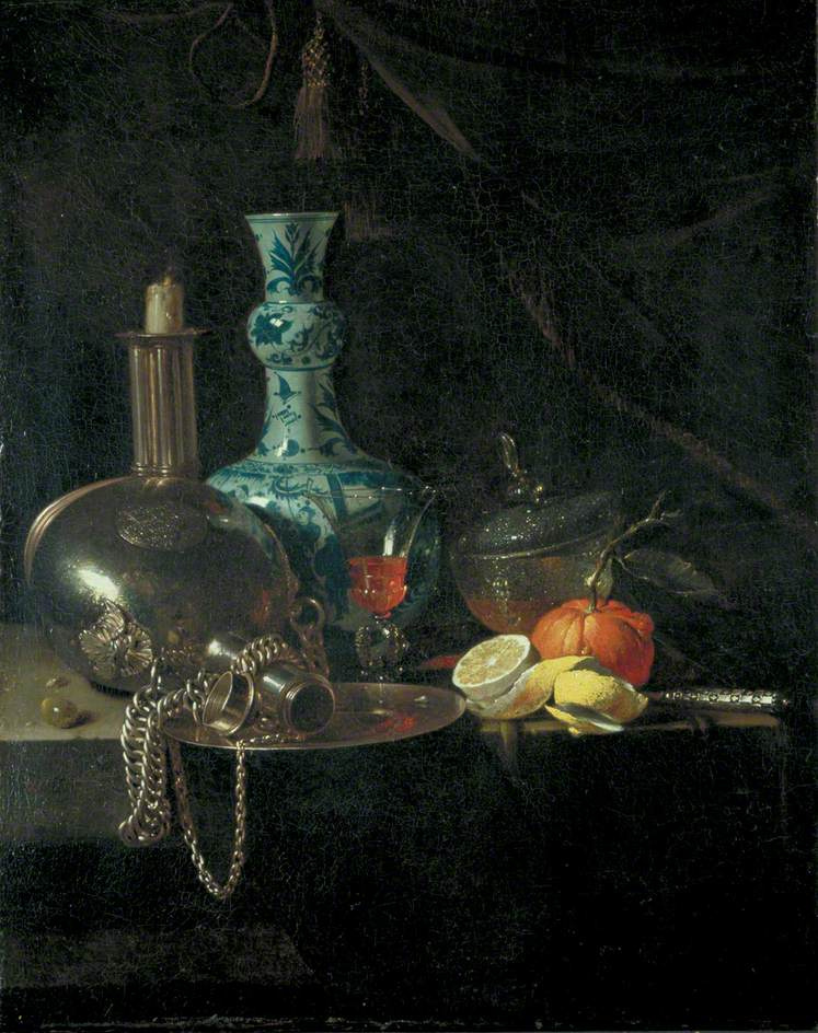 Willem Kalf. Bodegón con matraz de peregrino, candelabro, jarrón de porcelana y fruta.