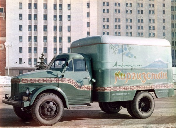 历史照片. 1950年代在莫斯科吉尔吉斯斯坦商店有广告的货车