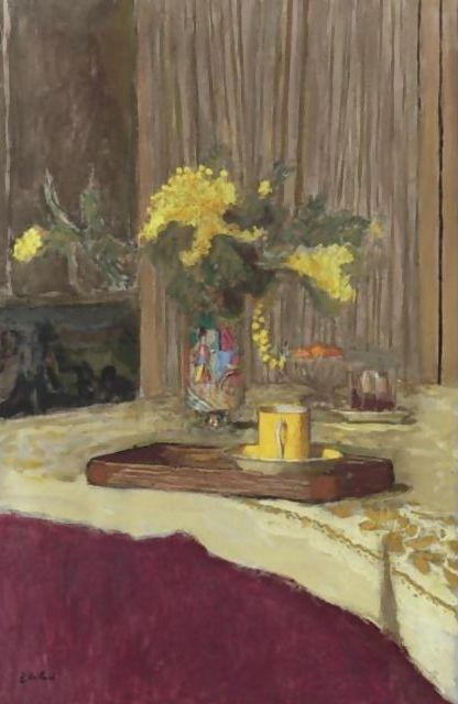 Bouquet con mimosa sobre la mesa.