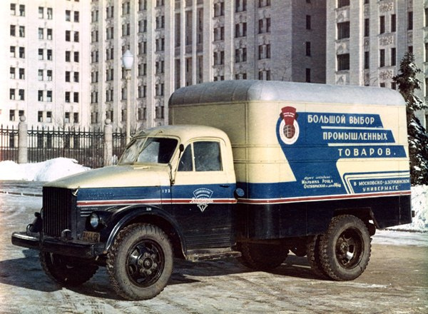 Исторические фото. Автофургон с рекламой универмага в Москве 1950-х