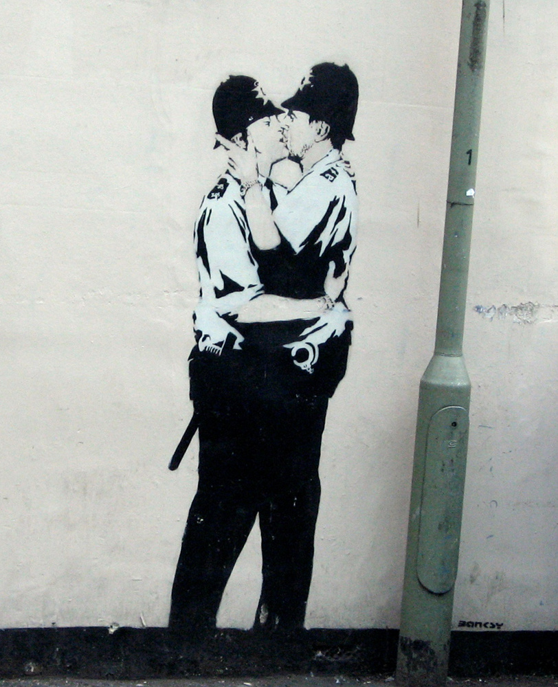 Banksy. Целующиеся констебли