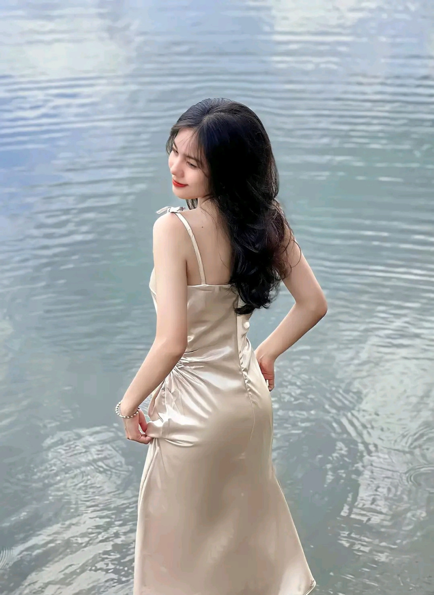 Trương Ái Linh. My portrait was taken near the lake