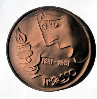 Alexander Ivanovich Zimenko. "100 años de Picasso" Plaqueta memorable. 198 1g. La ceramica Diámetro 17 cm.