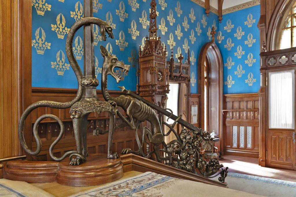 The main staircase. Sculpture by Mikhail Vrubel. Photo from the book by Viktor Sutormin, On Both Sid