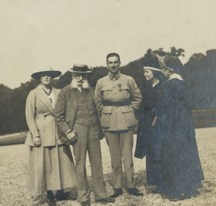 Беатрис и Ниссим де Камондо со своей матерью, а также дедушкой и бабушкой Каэн д’Анвер в 1916 году