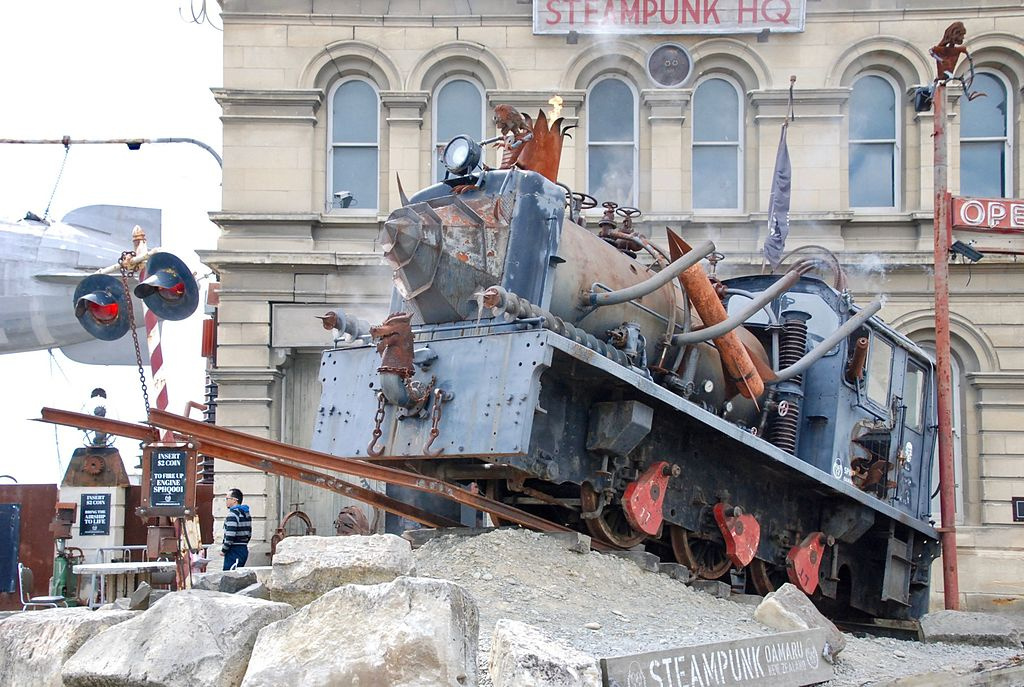 Интерактивный локомотив перед зданием галереи Steampunk HQ