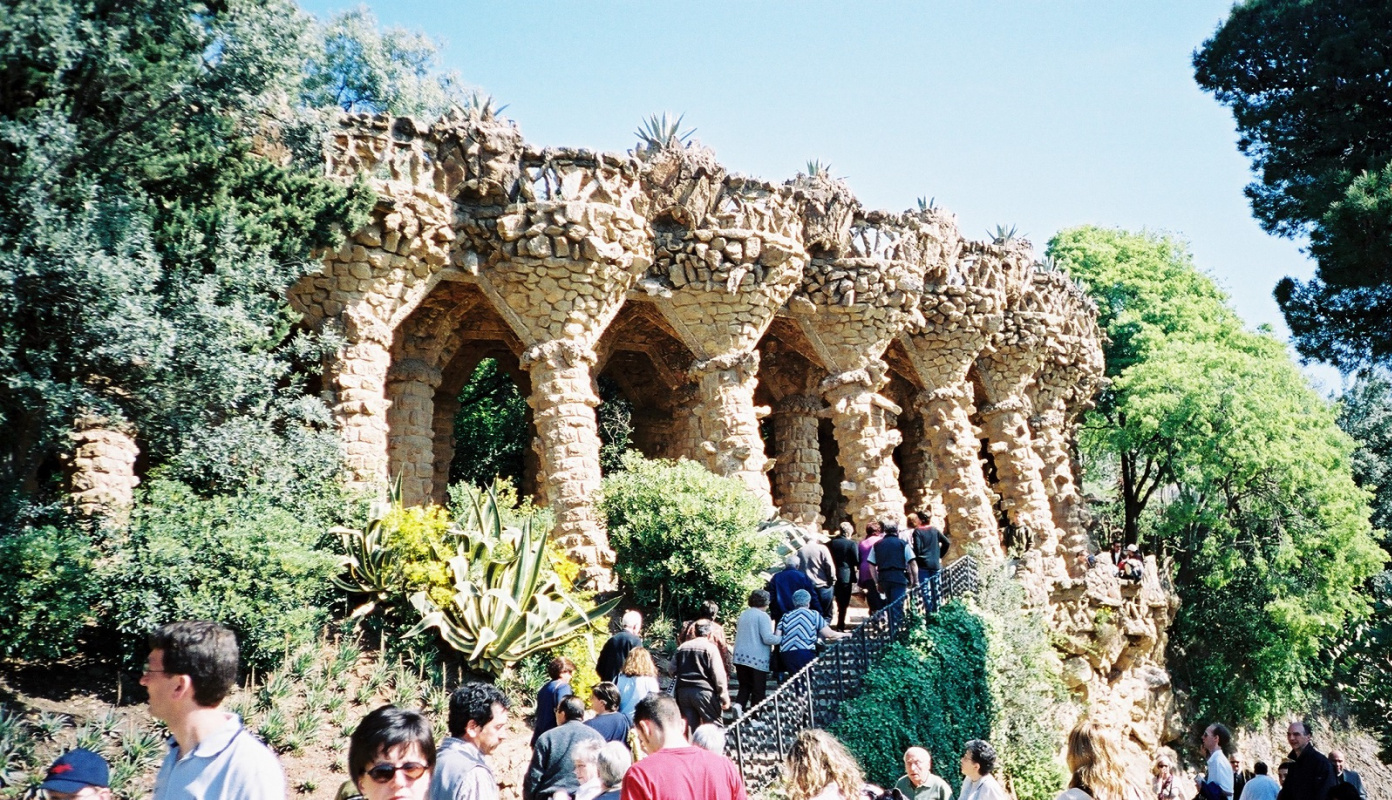 Gallery along the walking path in Park Güell. Photo: tonkosti.ru