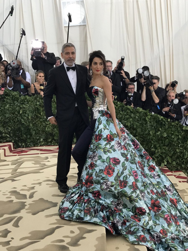 Мода и католицизм на ежегодном балу Met Gala в честь выставки музея Метрополитен