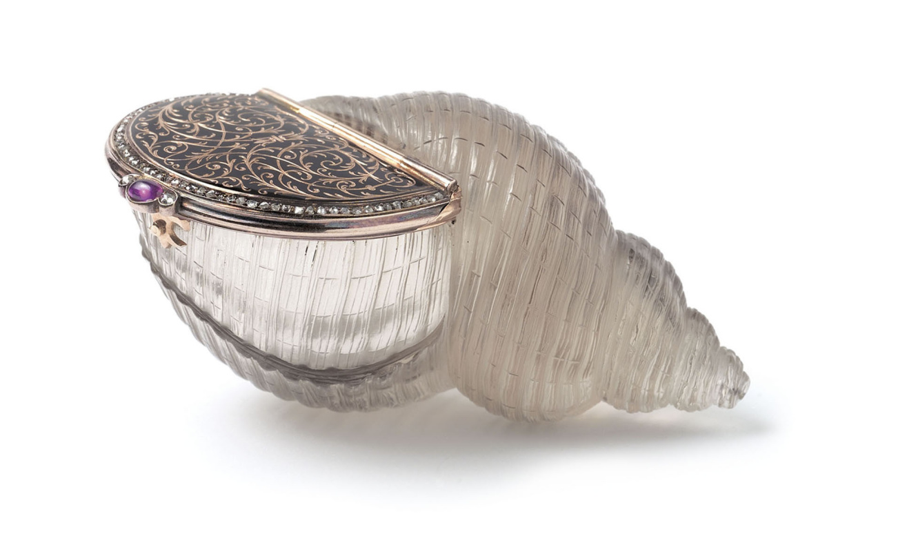 Эмалированная бонбоньерка в форме ракушки, вырезанная из цельного топаза с откидной крышкой. Крышка 