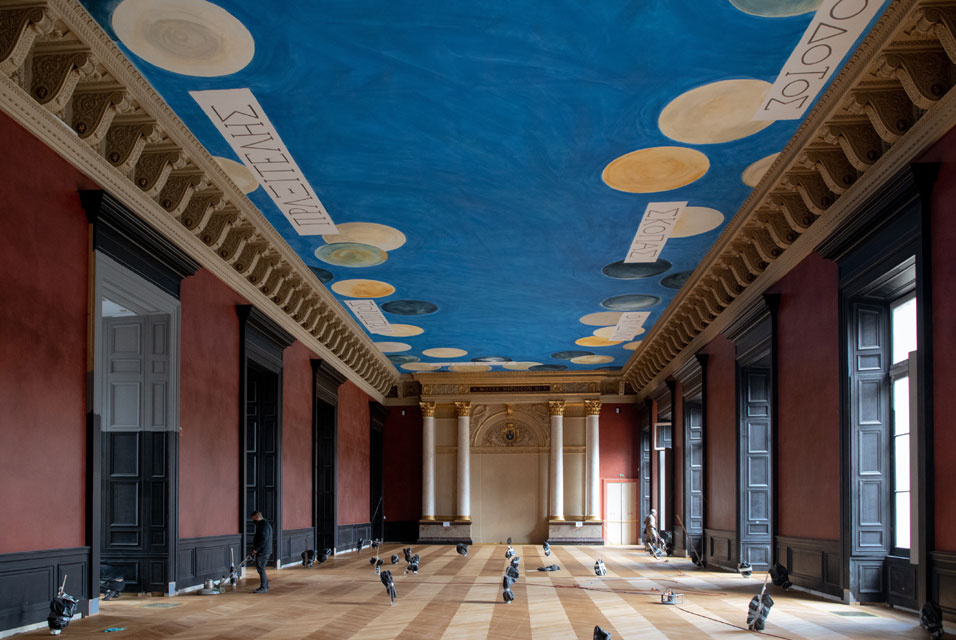 Работа Сая Твомбли оказалась в центре «дворцовых интриг» в Лувре