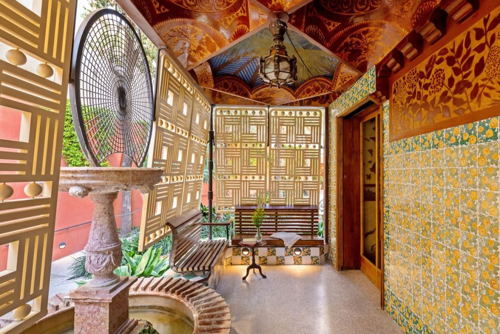 Фасад и интерьеры Дома Висенса. Источник: Casa Vicens