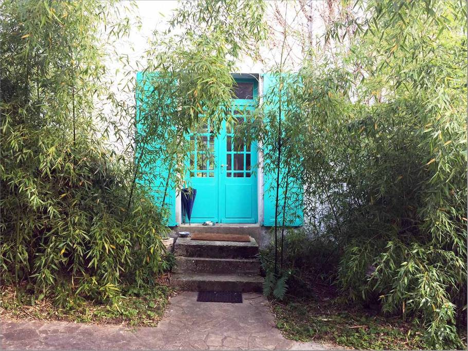 The view, garden and the interiors of Monet’s Blue House in Giverny. Source: airbnb. ie