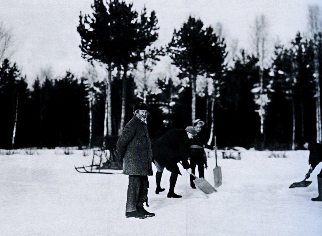 Репин и Шаляпин расчищают от снега пруд Пенатов. 1914.