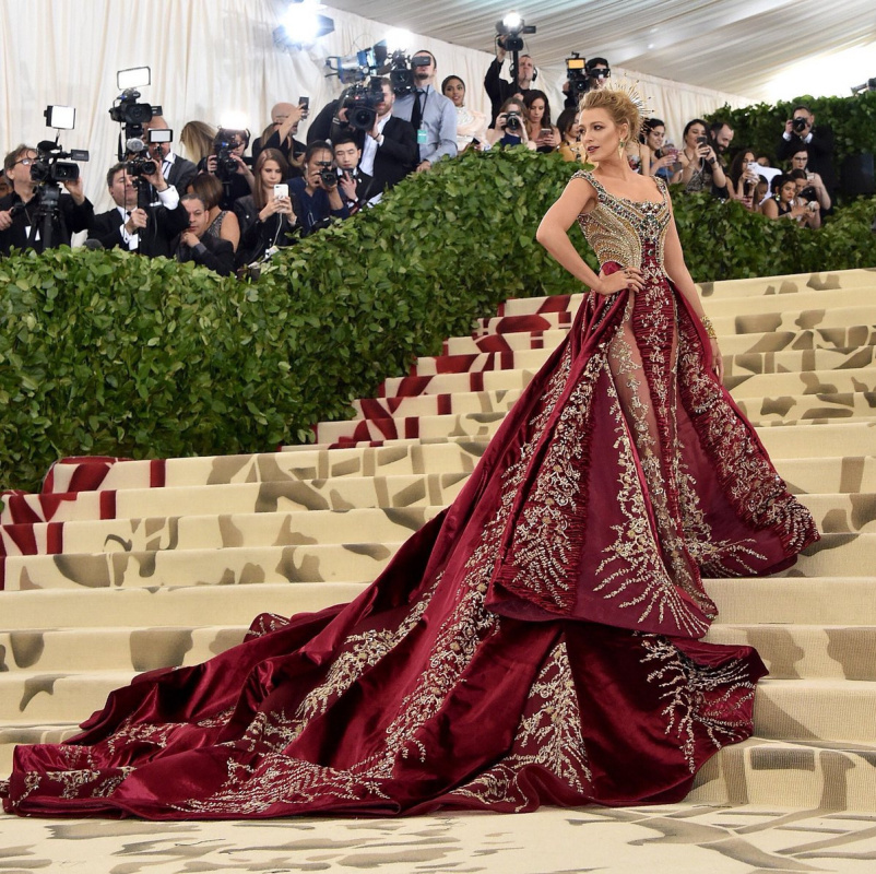 Мода и католицизм на ежегодном балу Met Gala в честь выставки музея Метрополитен