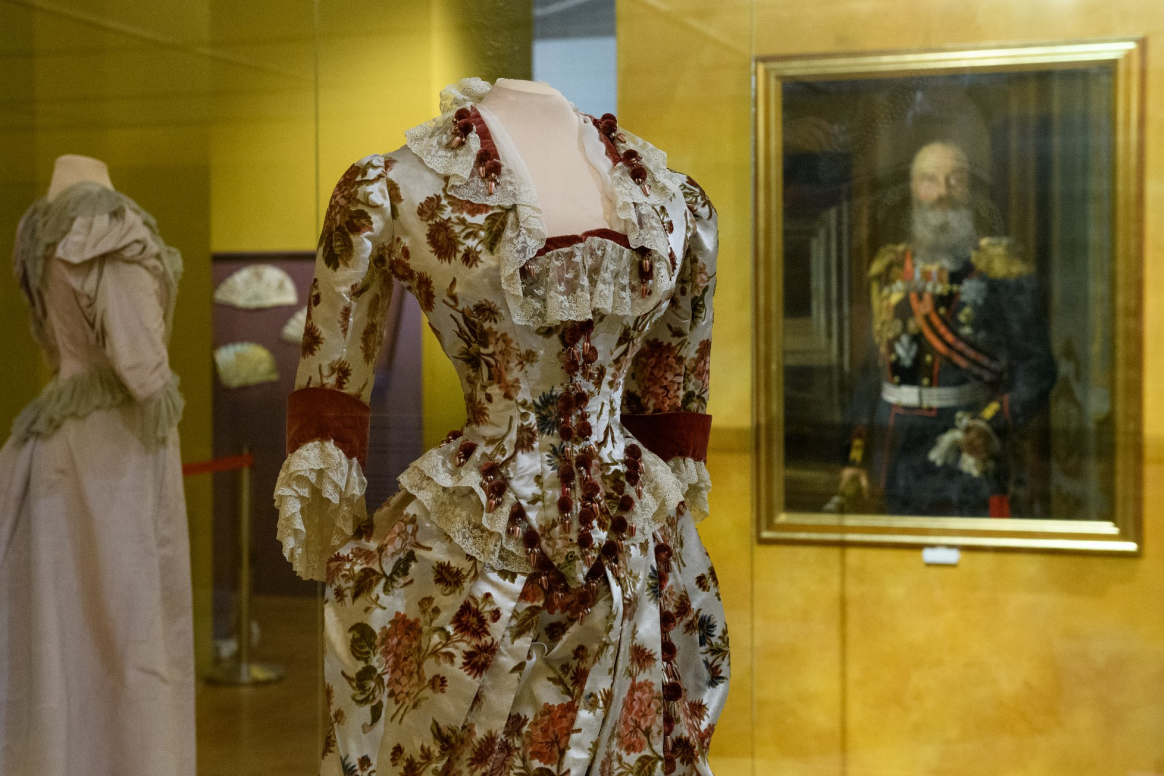 浪漫衣装展・図録 19世紀の服飾の貴重な写真資料 特別出展宮廷