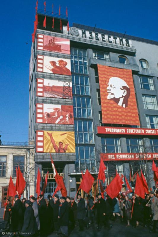 Historical photos. Campaigning for the 50th anniversary of the October Revolution at the Izvestia newspaper building in Moscow