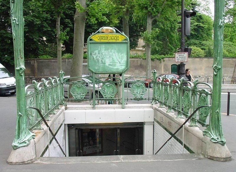 Вход в метро "Шардо Лагаш", Париж