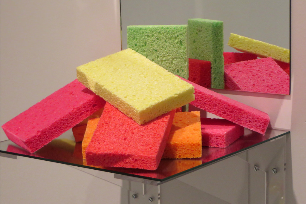 Jeff Koons. Shelf: a mountain of sponges