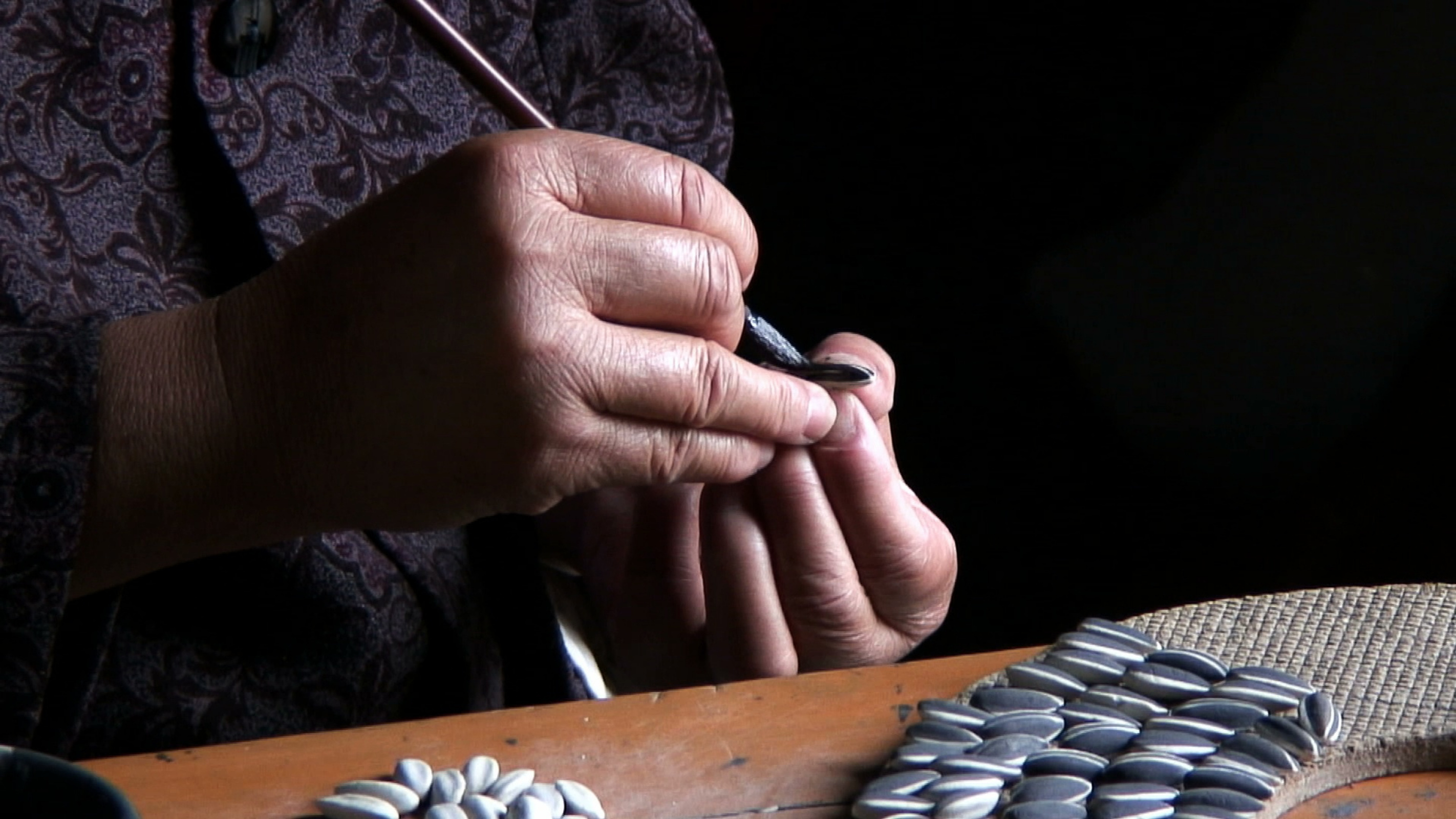 中国で有名な芸術家艾未未(Ai WeiWei)の芸術品——陶器のひまわりの