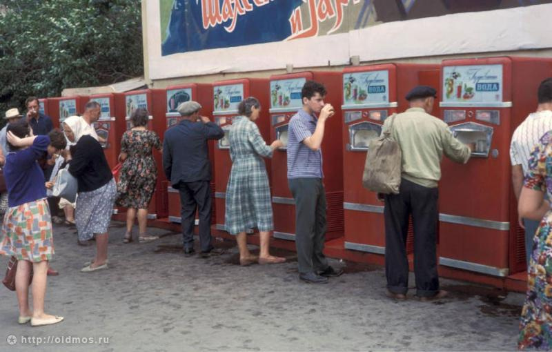 Исторические фото. Реклама на автоматах с газированной водой в Москве