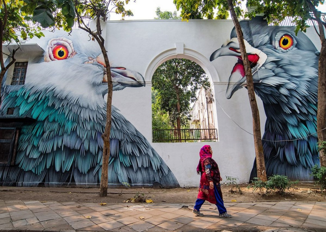 Adele Reno. Two pigeons. Mural in Delhi