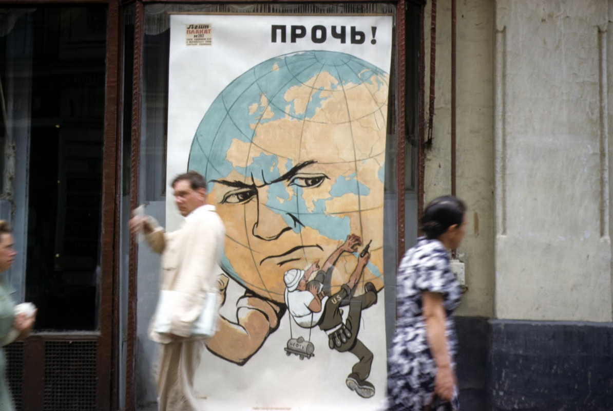 Fotos historicas. Cartel de distancia en el puente Kuznetsk en Moscú