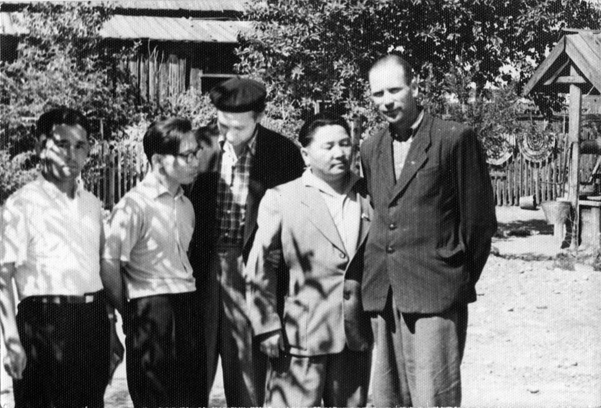 Nadezhda Nikolaevna Rusheva. Da destra a sinistra: I.Ya.Kuznetsov, S.K. Lanza, N.K. Rushev, Yu.Sh. Kunzegesh