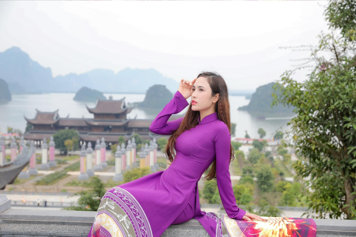 Bill Wakeley. Vietnamese Woman in Traditional Ao Dai