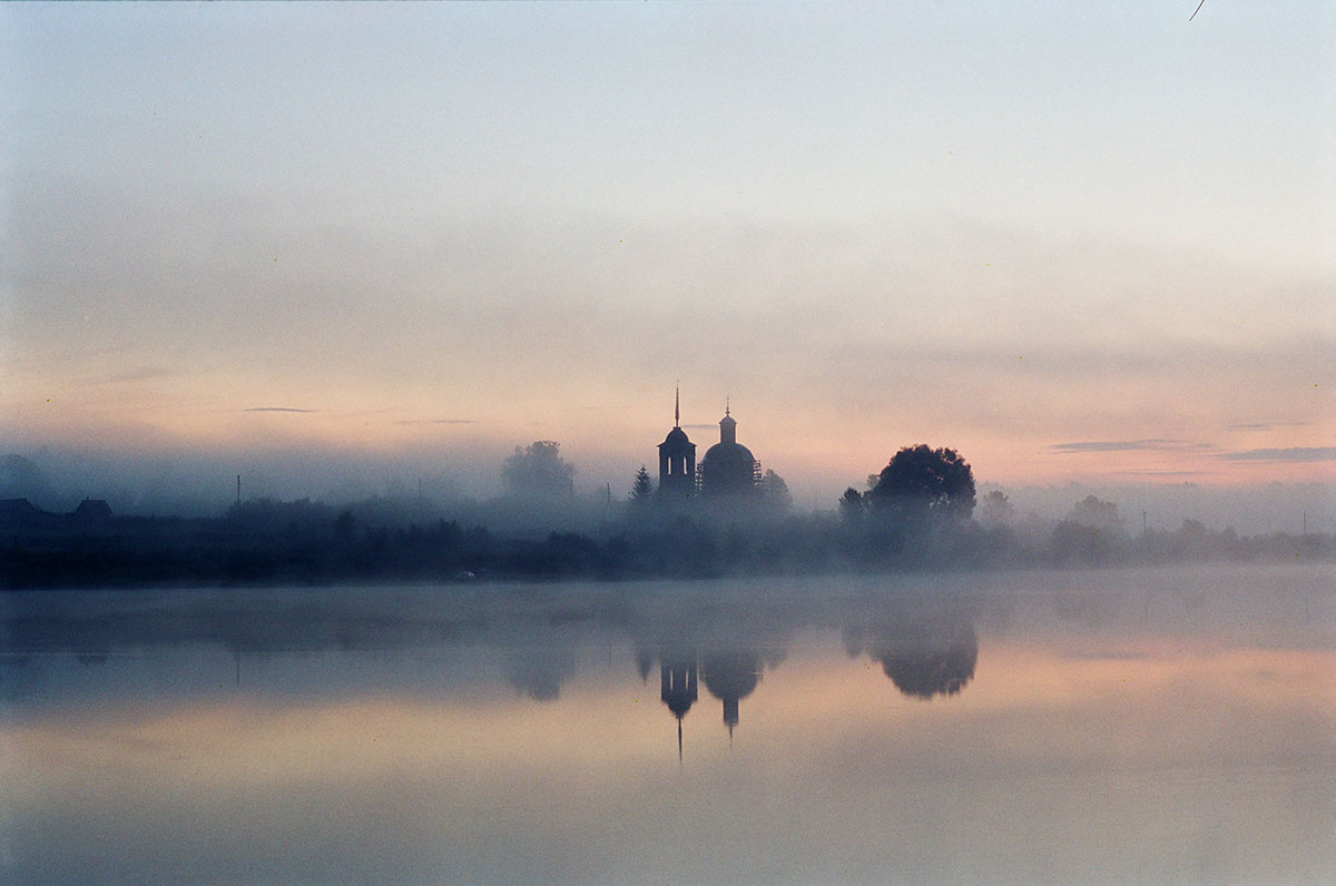 Vladimir Nikolaevich Bezgreshnov. Dawn lake