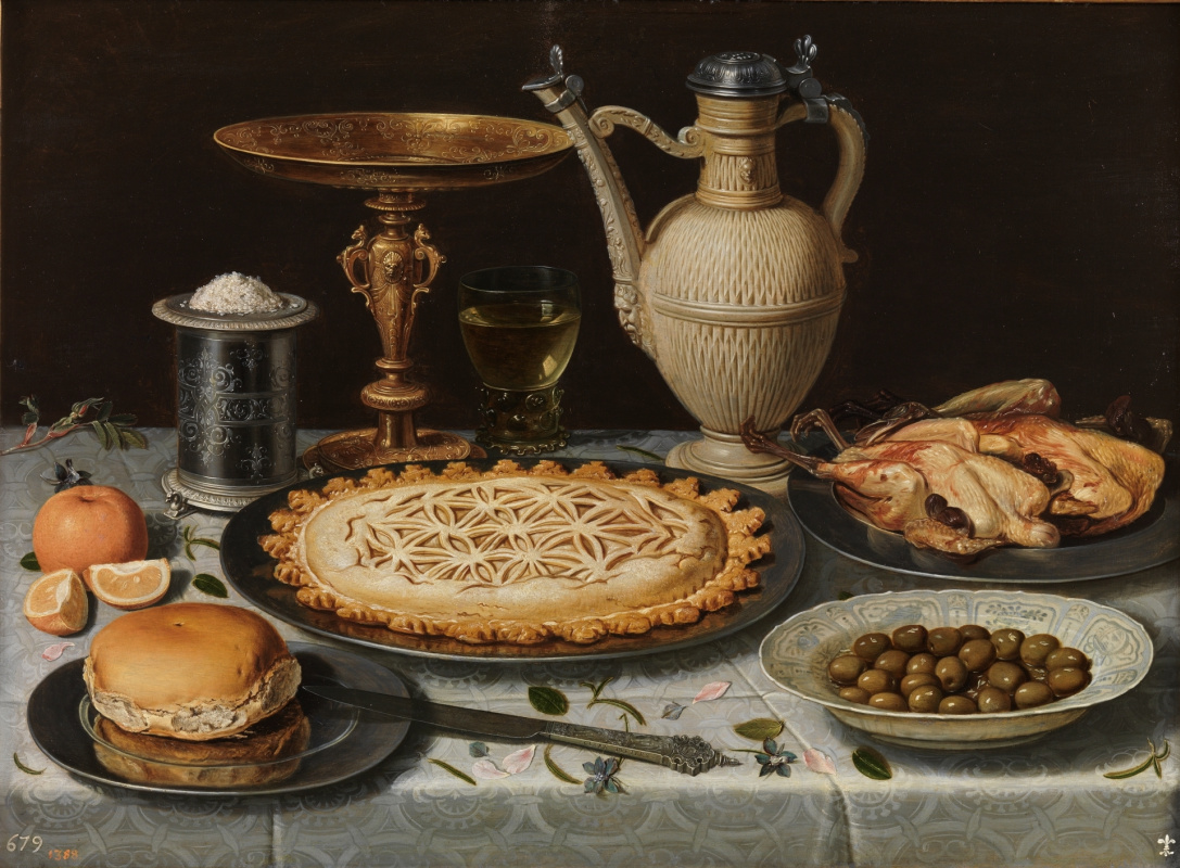 Clara Peters. Table avec nappe, salière, bol doré, cake, assiette en porcelaine aux olives noires et volaille bouillie