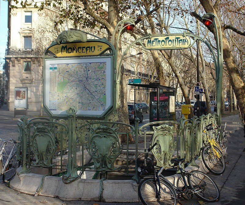 Entrée de la station de métro "Monceau", Paris